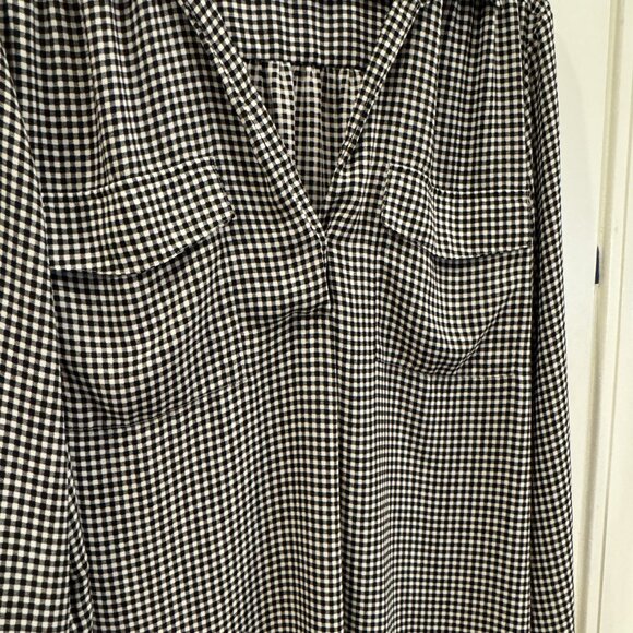 Ann Taylor XL Black & White Gingham Checked V-Neck Blouse EUC Casual Classic - Picture 3 of 3